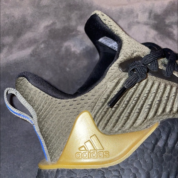 Adidas tennis shoes - Picture 4 of 5